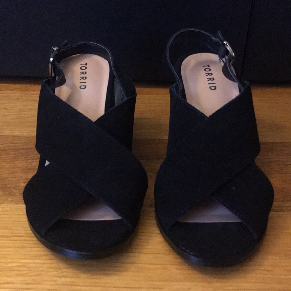 9.5W criss-cross opened toe heel